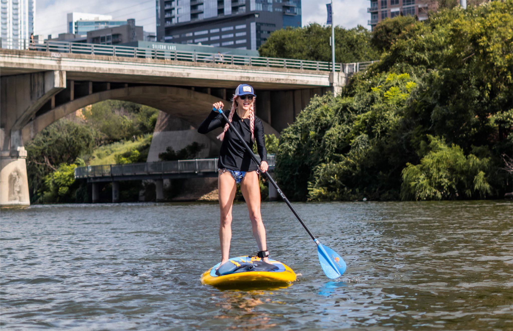 Renee Rouleau auf einem Paddleboard